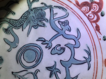 Een Chinese polychrome Swatow schotel met draken en feniksen, Ming