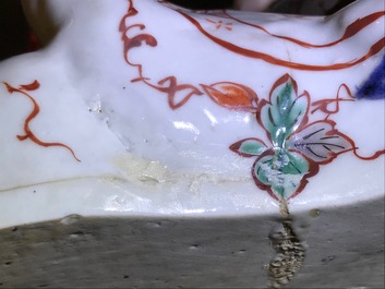 Une figure d'une Bijin avec bougeoir en porcelaine Imari de Japon, Edo, 17/18&egrave;me