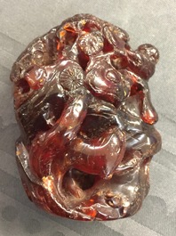 Un groupe en ambre sculpt&eacute; figurant un tigre, 19/20&egrave;me