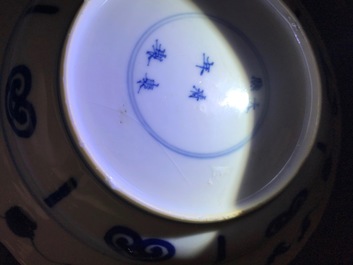 Un bol en porcelaine de Chine bleu et blanc &agrave; d&eacute;cor d'une longue dame, marque et &eacute;poque de Kangxi