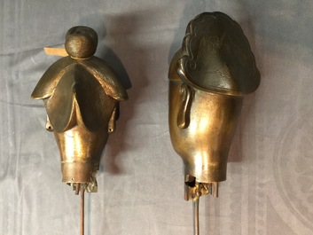 Une paire de grandes figures aux t&ecirc;tes amovibles en bronze, Chine pour le Vietnam, 19&egrave;me