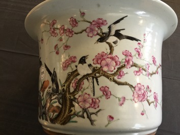 Une jardini&egrave;re en porcelaine de Chine famille rose, 19/20&egrave;me