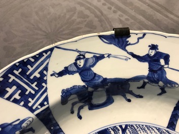 Un plat en porcelaine de Chine bleu et blanc &agrave; d&eacute;cor d'une bataille, marque de Chenghua, Kangxi