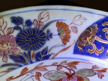 Een Chinees rose-Imari scheerbekken met het wapen van Zeeland, Kangxi/Yongzheng