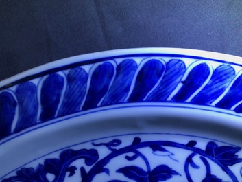 Een Chinese blauwwitte schotel met Bacchus, Kangxi