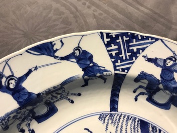 Un plat en porcelaine de Chine bleu et blanc &agrave; d&eacute;cor d'une bataille, marque de Chenghua, Kangxi