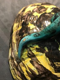 Een polychrome Brusselse dekseldoos in de vorm van een schildpad, 18e eeuw