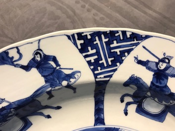 Een Chinese blauwwitte schotel met strijdende ruiters, Chenghua merk, Kangxi