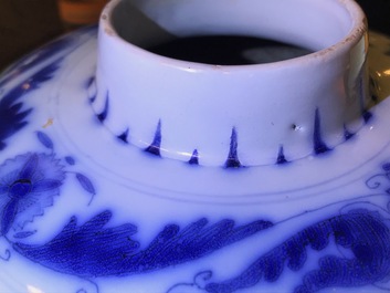 Un vase en fa&iuml;ence de Delft bleu et blanc &agrave; d&eacute;cor de chinoiserie, fin du 17&egrave;me