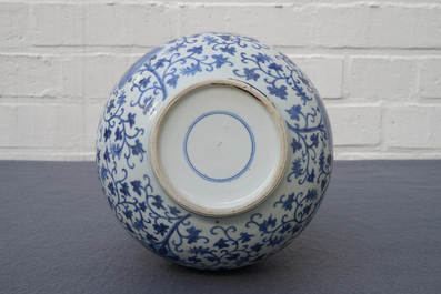 Un vase de forme bouteille en porcelaine de Chine bleu et blanc, 18/19&egrave;me
