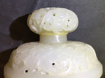 Un br&ucirc;le-parfum, un sceptre et un abaque en jade sculpt&eacute;, Chine, 19/20&egrave;me