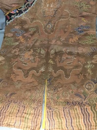 Een Chinees geborduurd zijden gewaad met acht draken op een bruine fondkleur, Qianlong
