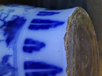 Un vase en fa&iuml;ence de Delft bleu et blanc &agrave; d&eacute;cor de chinoiserie, fin du 17&egrave;me