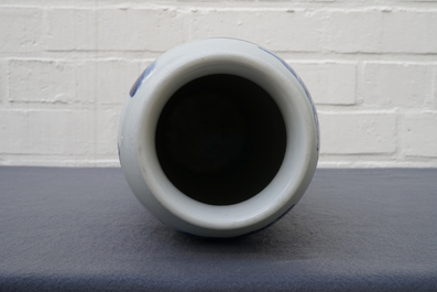 Un vase en porcelaine de Chine bleu et blanc de style Transition, 19/20&egrave;me