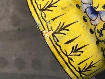 Une verseuse couverte en &eacute;maux de Canton &agrave; fond jaune, Chine, 18/19&egrave;me