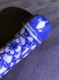 Trois manches de couteaux et deux cuill&egrave;res &agrave; punch en porcelaine de Chine, Kangxi/Qianlong