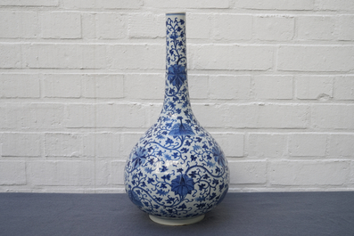 Een Chinese blauwwitte flesvormige vaas met lotusslingers, 18/19e eeuw