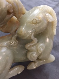 Een Chinese celadon en roest jade groep met rammen, 18/19e eeuw