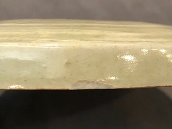 Een Chinese grijs geglazuurde dekseldoos met onderglazuur decor, Noordelijke Song of later