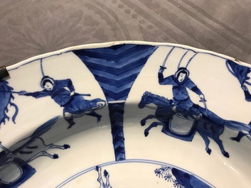 Un plat en porcelaine de Chine bleu et blanc &agrave; d&eacute;cor d'une bataille, marque de Chenghua, Kangxi