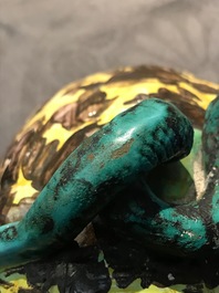 Een polychrome Brusselse dekseldoos in de vorm van een schildpad, 18e eeuw