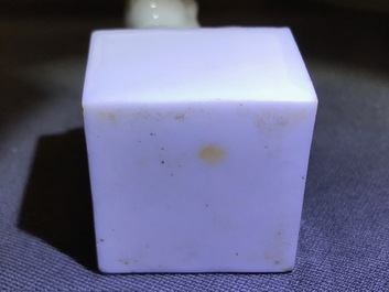 Une paire de sceaux en porcelaine blanc de Chine de Dehua, marques en creux, Kangxi
