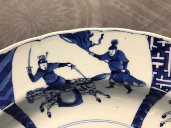 Un plat en porcelaine de Chine bleu et blanc &agrave; d&eacute;cor d'une bataille, marque de Chenghua, Kangxi