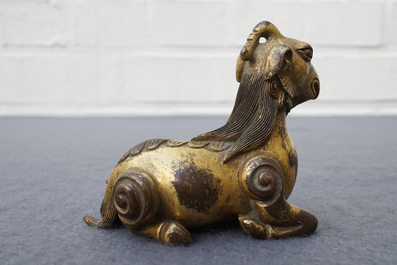 Een Chinees verguld bronzen scrollgewicht in de vorm van een ram, 19/20e eeuw