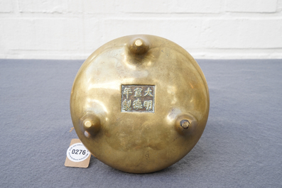 Een Chinese bronzen driepotige wierookbrander, Xuande merk, 18e eeuw