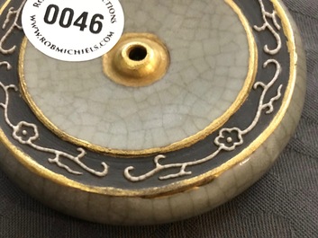 Un poids de rouleau en porcelaine de Chine &agrave; fond craquel&eacute; de type ge, marque de Qianlong, 19/20&egrave;me