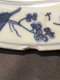 Un plat en porcelaine de Chine bleu et blanc &agrave; d&eacute;cor d'un li&egrave;vre, Jiajing