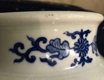 Un vase en porcelaine de Chine bleu et blanc de style Transition, 19/20&egrave;me
