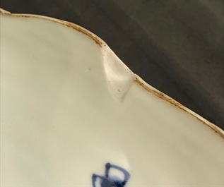 Un plat lob&eacute; en porcelaine de Chine bleu et blanc &agrave; d&eacute;cor de poissons, Kangxi