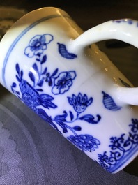 Een Chinese blauwwitte specerijenset op onderschotel, Qianlong