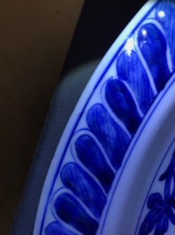 Un plat en porcelaine de Chine bleu et blanc &agrave; d&eacute;cor de Bacchus, Kangxi