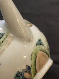 Een Chinese famille rose theepot met reizigers in een landschap, Yongzheng