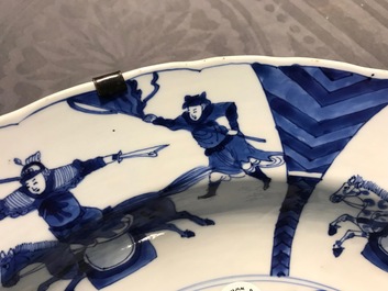Un plat en porcelaine de Chine bleu et blanc &agrave; d&eacute;cor d'une bataille, marque de Chenghua, Kangxi