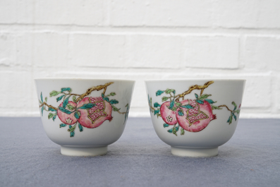 Une paire de bols en porcelaine de Chine famille rose &agrave; d&eacute;cor de grenades, marque de Daoguang, 19/20&egrave;me