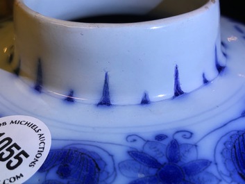 Un vase en fa&iuml;ence de Delft bleu et blanc &agrave; d&eacute;cor de chinoiserie, fin du 17&egrave;me