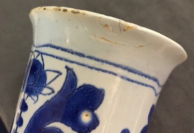 Een grote blauwwitte flesvormige vaas met chinoiserie decor, Nevers, Frankrijk, 17e eeuw