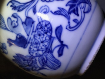 Een Chinese blauwwitte specerijenset op onderschotel, Qianlong