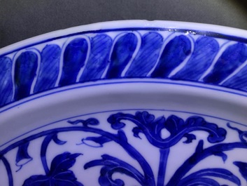 Een Chinese blauwwitte schotel met Bacchus, Kangxi