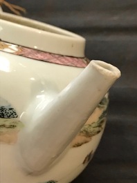 Een Chinese famille rose theepot met reizigers in een landschap, Yongzheng