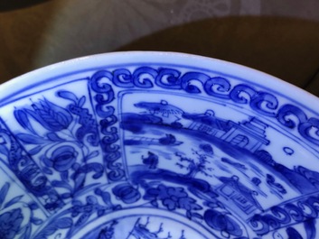 Een Chinese blauwwitte kom met figuren in vakverdeling, Wanli