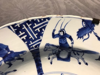 Un plat en porcelaine de Chine bleu et blanc &agrave; d&eacute;cor d'une bataille, marque de Chenghua, Kangxi