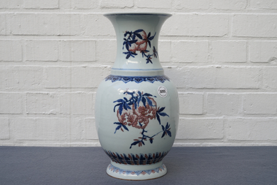 Un vase en porcelaine de Chine bleu, blanc et rouge &agrave; d&eacute;cor 'sanduo', 19/20&egrave;me