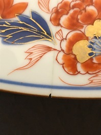 Een grote Chinese Imari-stijl schotel met floraal decor, Kangxi