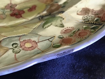 Une paire d'assiettes en porcelaine de Chine famille rose &agrave; d&eacute;cor 'feuilles de tabac', Qianlong