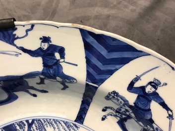 Un plat en porcelaine de Chine bleu et blanc &agrave; d&eacute;cor d'une bataille, marque de Chenghua, Kangxi