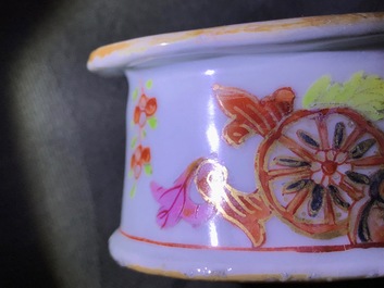 Un saleron en porcelaine de Chine famille rose &agrave; d&eacute;cor 'feuilles de tabac', Qianlong